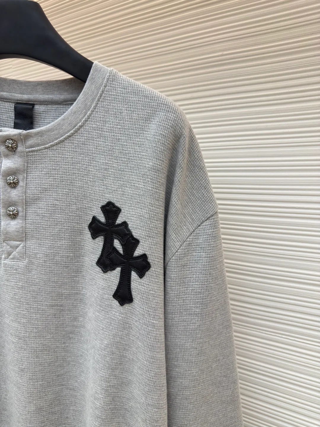 Chrome Hearts patchwork leather Henry collar waffle sweatshirt ●Original version: Purchased and developed for 17500 ●Item number: 1680093-A50 ●Fabric: waffle fabric ●Technology: Positioning cutting machine ●Version: fitted version ●Weight: about 520 grams ●Size: S-M-L-XL ●Description: The fabric is made of 350g cotton waffle double-layer material before washing (distinguish between low-gram weight cutting corners and non-pure cotton market goods) The silver buckles and scrolls are made of antique bronze and real silver (the materials used have reached 300+ quality on the market). The leather labels are still made of genuine imported lambskin. The most important thing is the hand-sewn leather (it involves high costs when it comes to manual work). A lot of effort has been put into the fabric, hardware and craftsmanship. The top quality in the market and the industry benchmark are only owned by a few people. The overall wiring is straight and delicate, the fabric is comfortable and soft, and the color is consistent without color difference. It can be matched with the same style to create a fashionable look and control various occasions. Customized accessories, complete with three standards, same style for men and women!